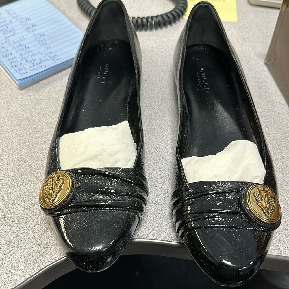 Gucci Vernice Naplack Black Patent Leather Flats Gold Emblem Size 39.5 Sz 9